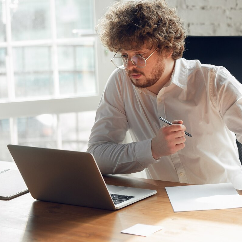 Who is an SEO specialist and what do they know?
